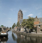 119946 Gezicht op de Hollandsche IJssel en de Noord-IJsselkade te Oudewater, met op de achtergrond de St.-Michaëlskerk ...